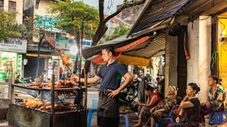 On déguste, au ras du trottoir, beaucoup de légumes, de porc au caramel, de poulets grillés, de nems… © J.-P. Fretillet On déguste, au ras du trottoir, beaucoup de légumes, de porc au caramel, de poulets grillés, de nems… © J.-P. Fretillet